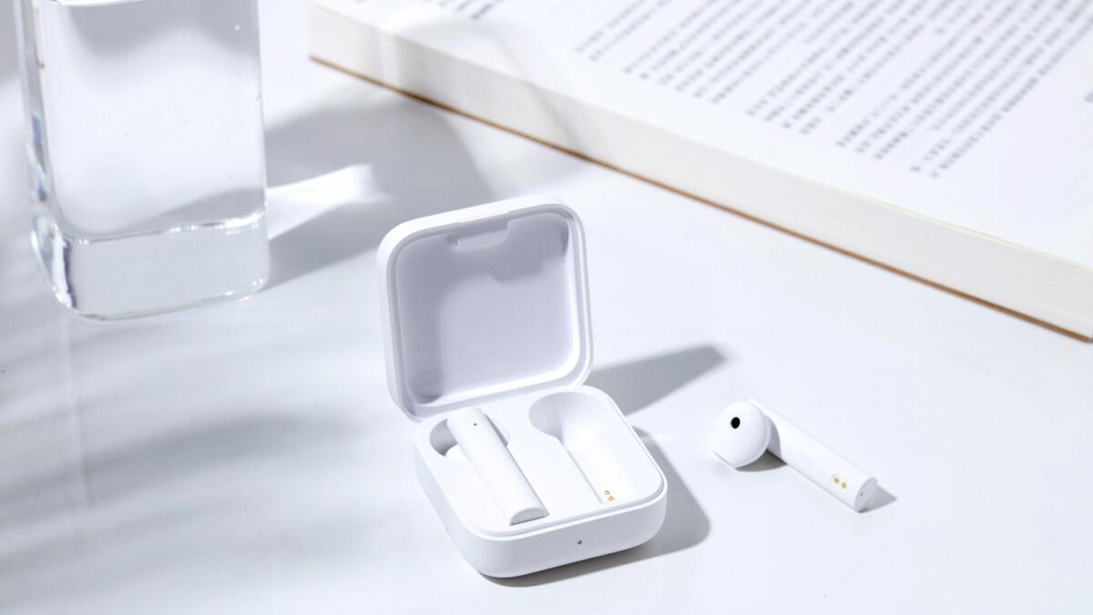 Беспроводные наушники Mi True Wireless Earphones 2 Basic в открытом кейсе и наушник рядом