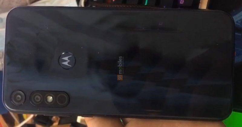Задняя панель Motorola с тремя камерами и логотипом Motorola