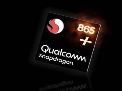 Чип Qualcomm Snapdragon 865 на чёрном фоне изображение