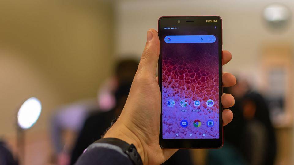Рука держит смартфон Nokia с ярким дисплеем