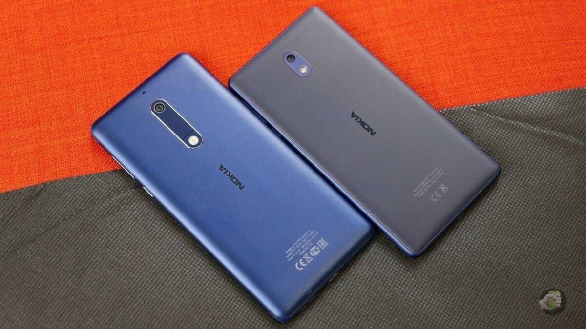 Два смартфона Nokia на темном и синем фоне сзади
