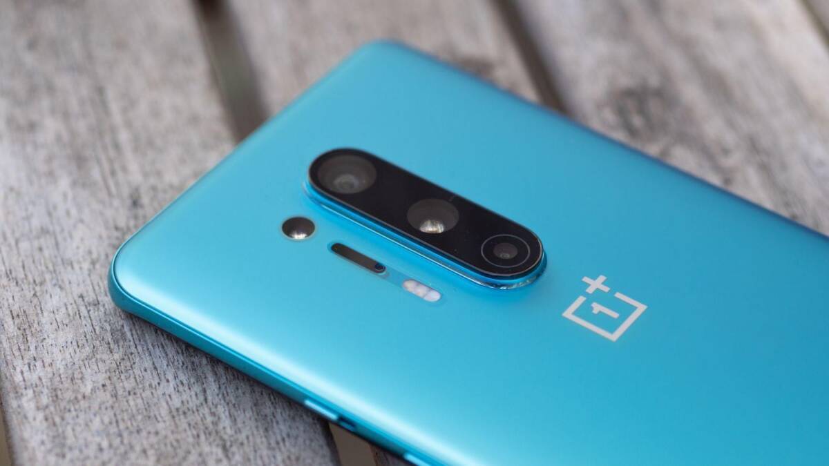 Рассмотрение задней панели смартфона OnePlus бюджетная модель