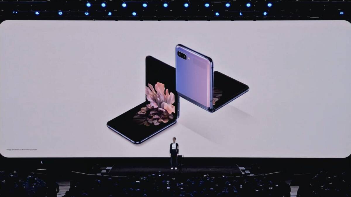 Планшет Samsung Galaxy Fold на презентации