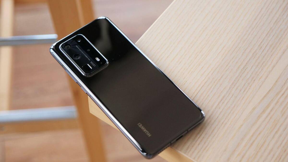 Задняя часть смартфона Huawei P40 Pro+ с крупной камерой
