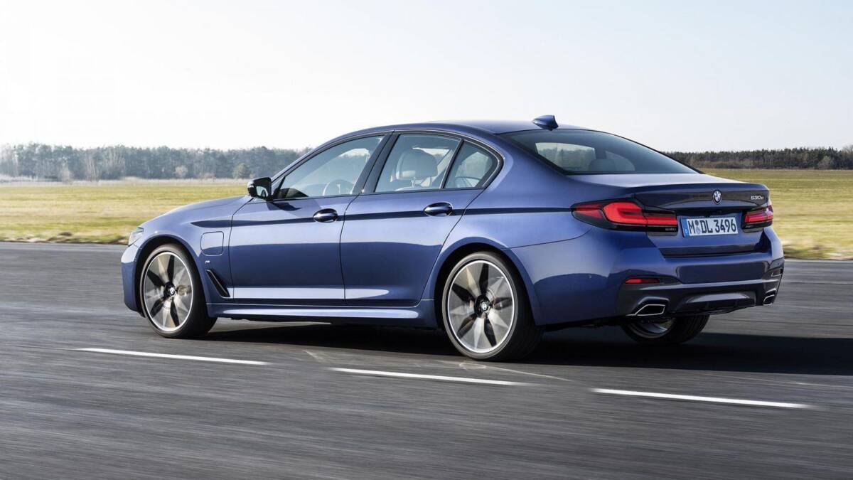 Синяя электромобиль BMW 5 Series со спортивным дизайном