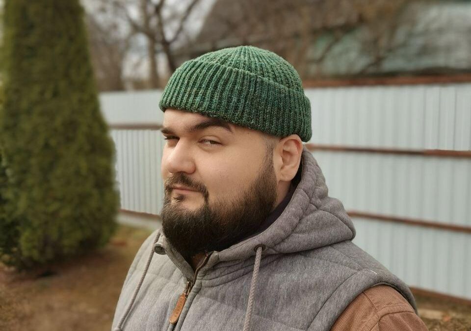 Мужчина в зеленой шапке и жилете Huawei P40 Pro