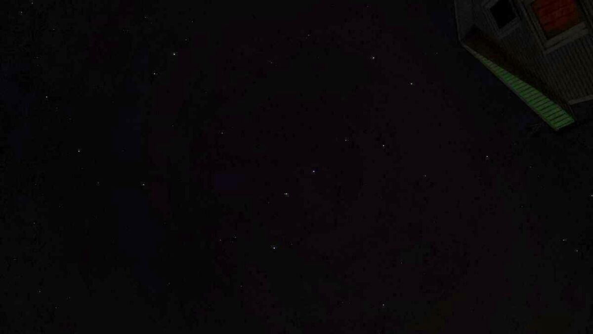 Ночной пейзаж с небольшими звездами на небе и частью дома на правом краю