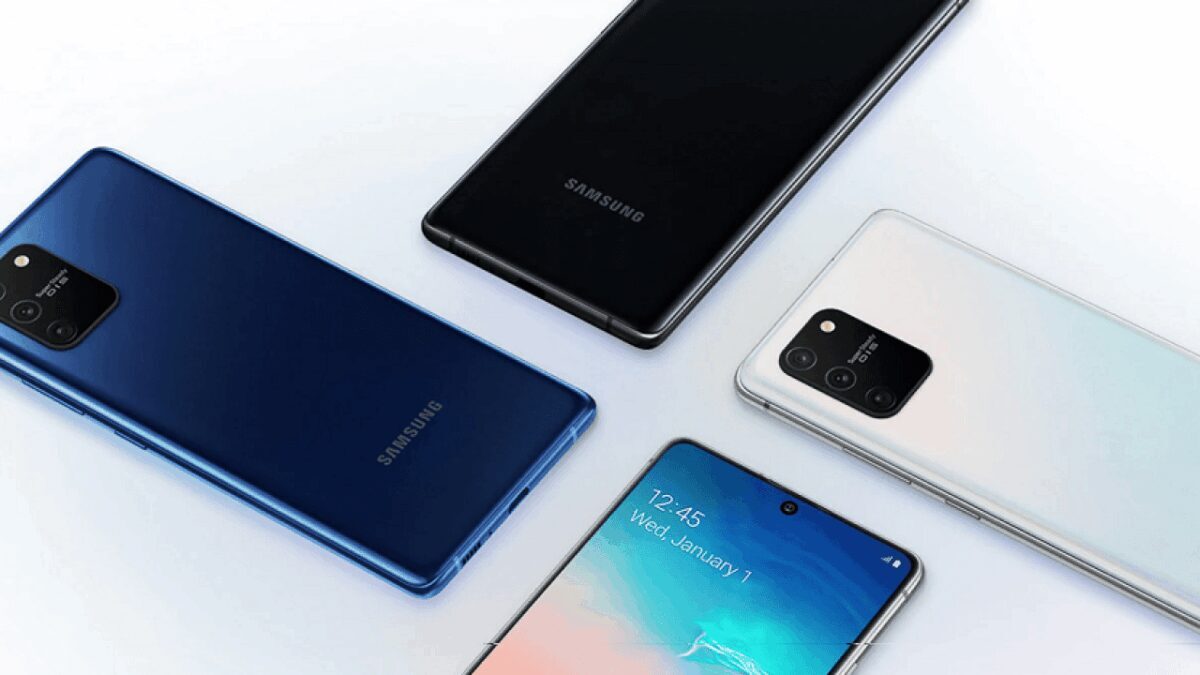 четыре смартфона Samsung Galaxy с камерами и экранами