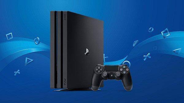 Спрос на игровые консоли в России вырос на 300% 3 Игровая консоль PlayStation 4 и контроллер на синем фоне с логотипами PlayStation