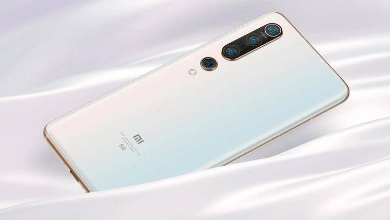 Xiaomi Mi 10 Pro Plus претендует на титул самого мощного смартфона 5 Задняя панель смартфона Honor с тремя камерами и вспышкой