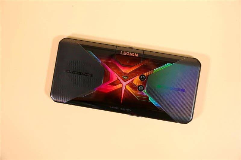 Игровой смартфон Lenovo Legion с RGB подсветкой на задней крышке