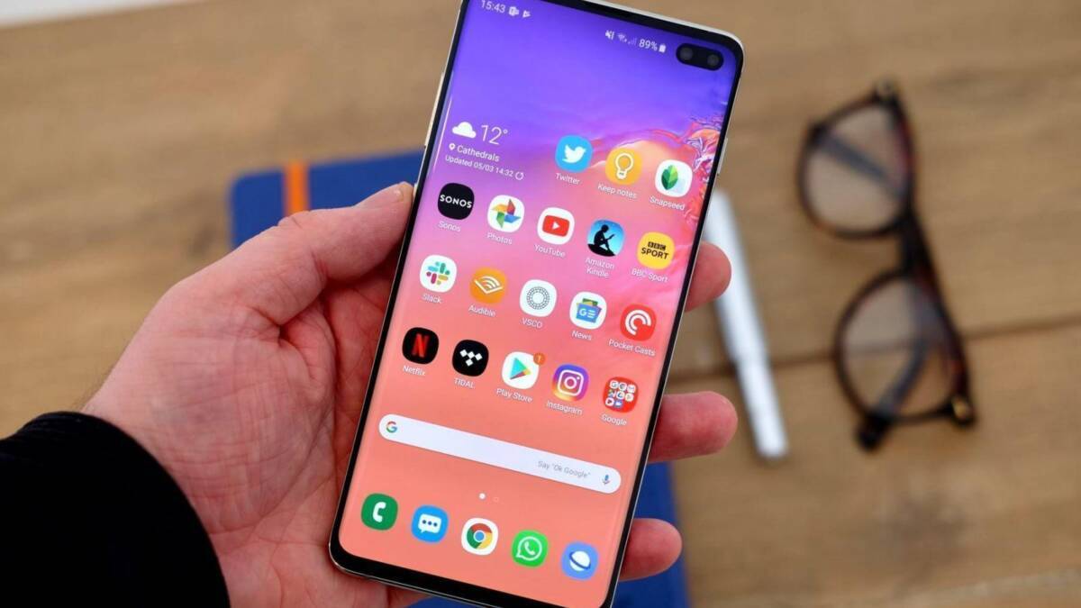 Android 10 стал самым быстрым обновлением в истории Android 4 Смартфон Samsung Galaxy S10 с интерфейсом Android 12