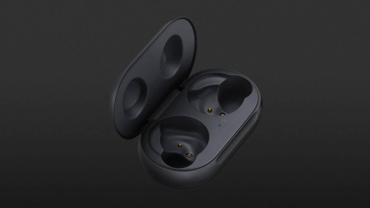 Черные беспроводные наушники Samsung Galaxy Buds Live в кейсе вид сбоку