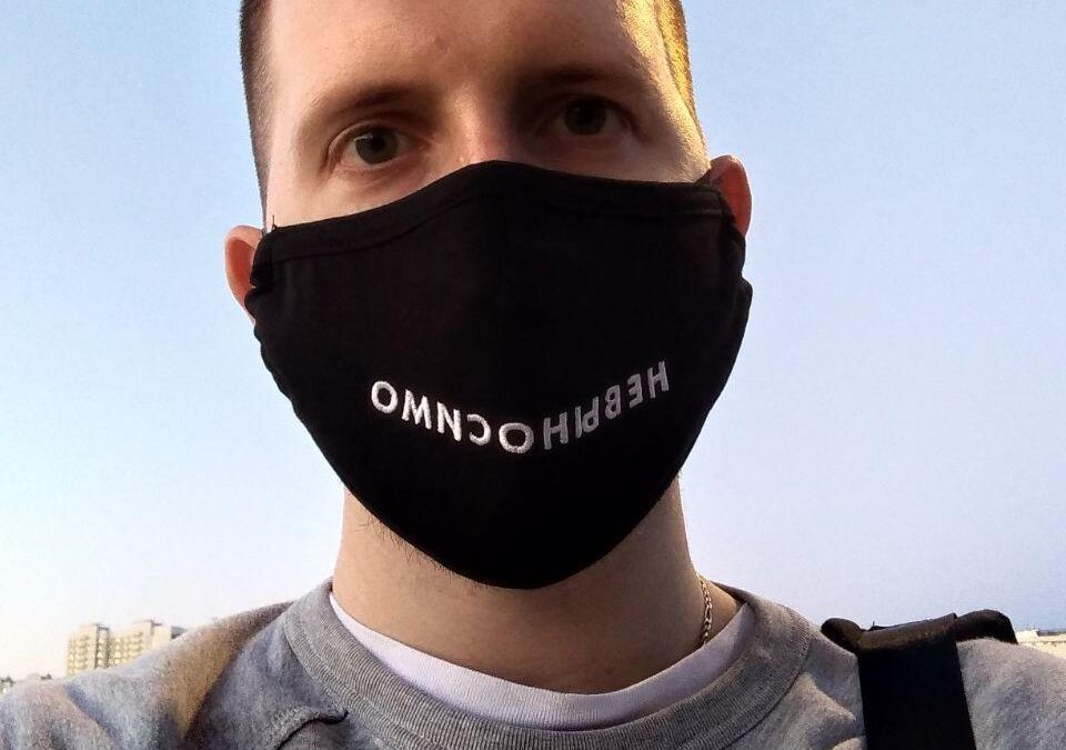 Мужчина в черной маске с надписью HEBDHCHOW