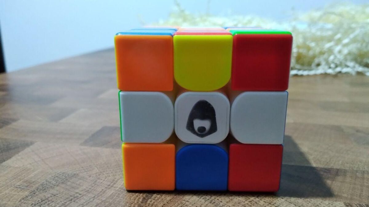 Кубик Рубика с изображением медведя на белом фоне