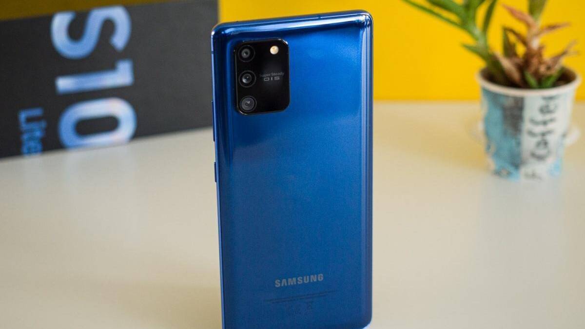 Задняя панель смартфона Samsung Galaxy S20 FE с камерой