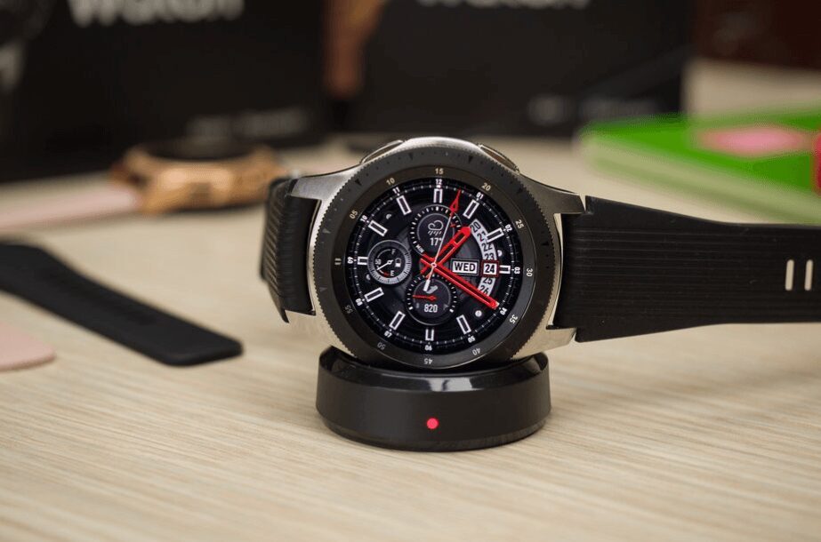 Смарт-часы Samsung Galaxy Watch 3 на зарядной базе