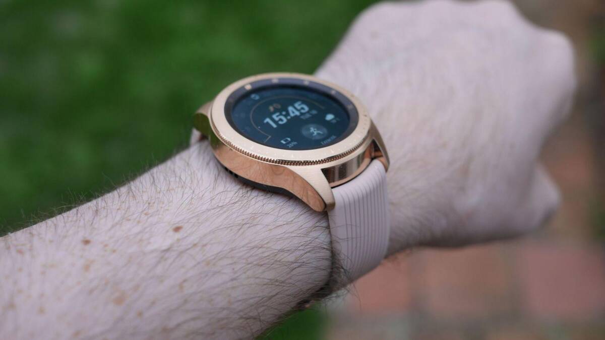 Умные часы Samsung Galaxy Watch 3 на запястье человека, показывают время и интерфейс