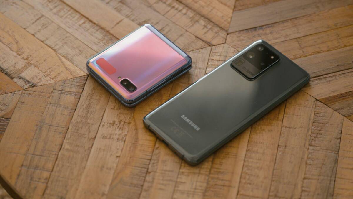Будущий складной смартфон Huawei будет похож на Galaxy Z Flip 3 Складной смартфон Samsung Galaxy Z Flip на деревянном столе