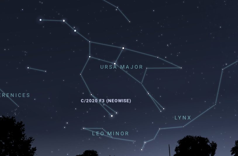 Ночное небо с созвездиями Ураномажор и Левоконь, комета NEOWISE