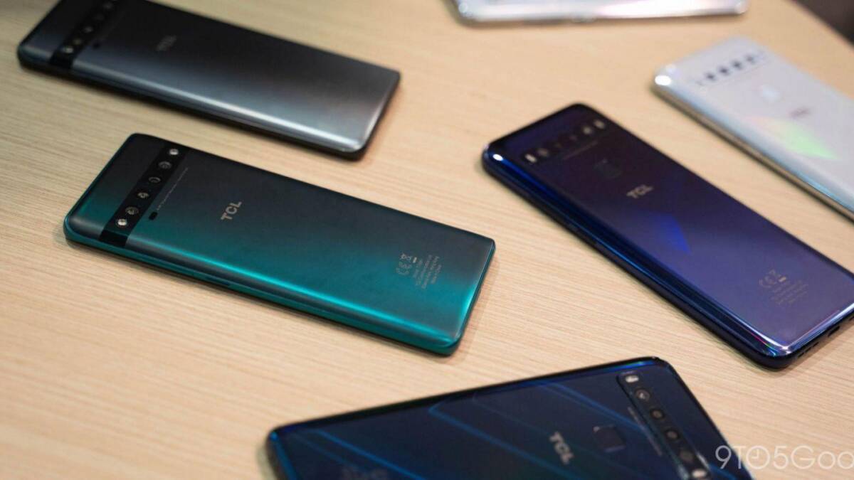 Несколько смартфонов TCL 10 Plus и 10 SE на деревянной поверхности