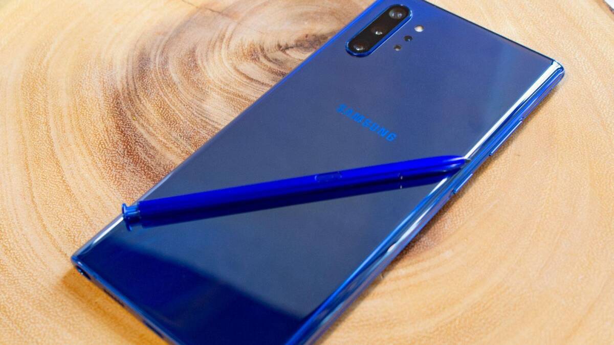 Синий смартфон Samsung с ручкой на задней панели