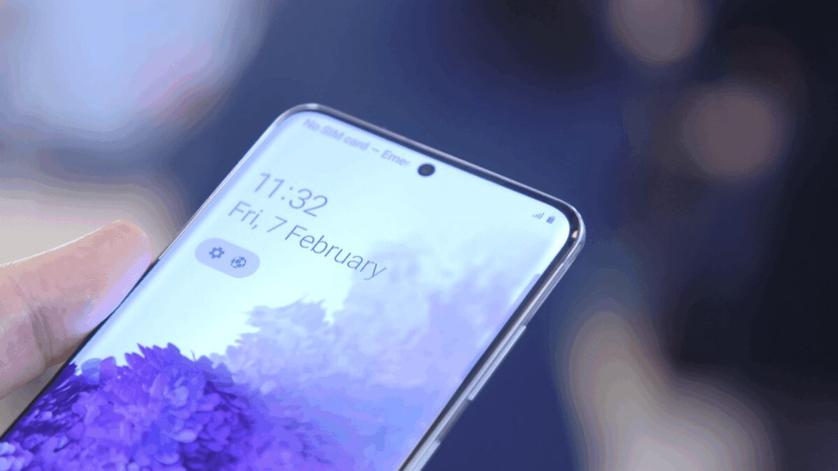 Экран Samsung Galaxy S21 с отображением времени и даты