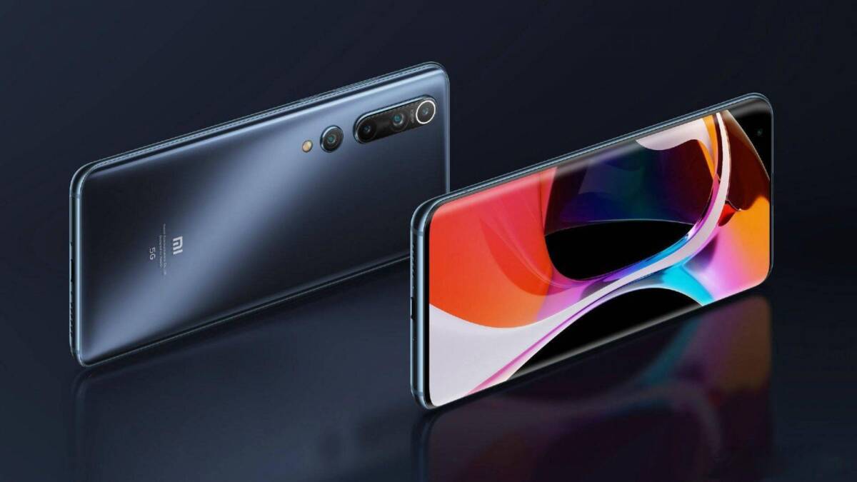 Два смартфона Xiaomi Mi 10 Pro Plus на черном фоне