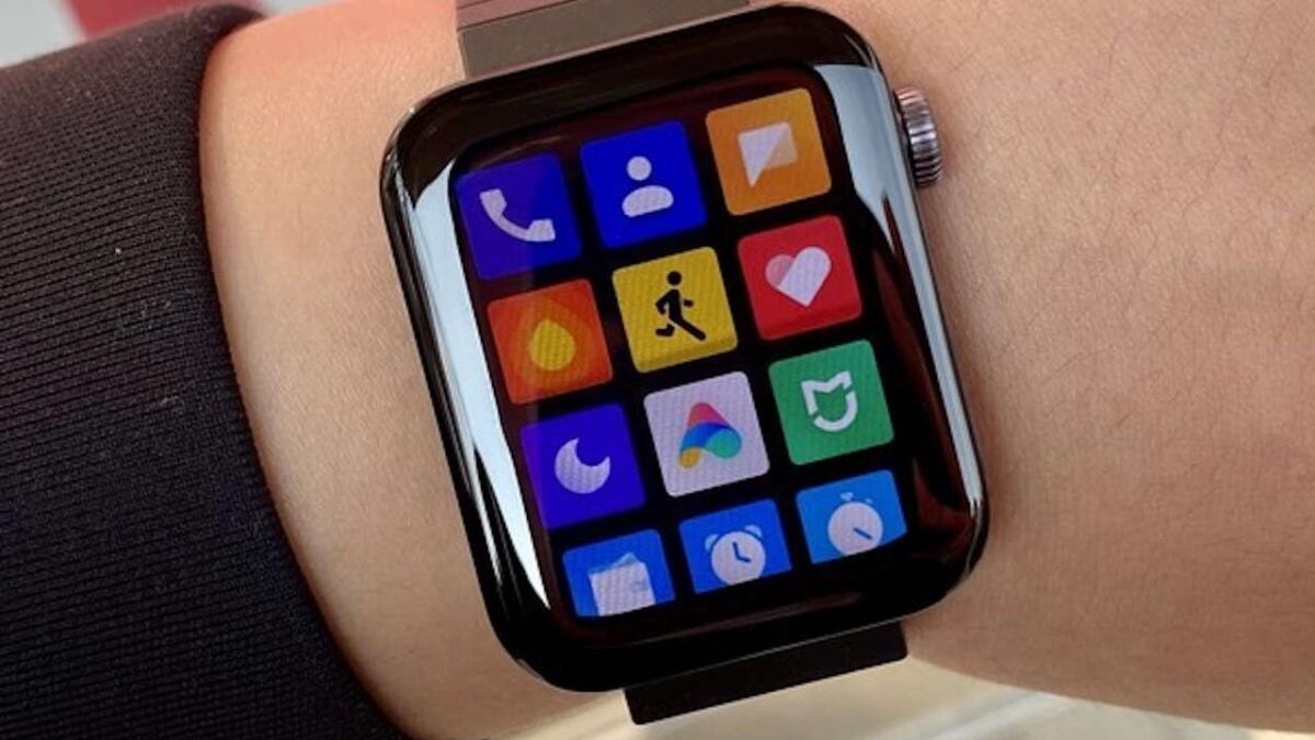 Умные часы Redmi на руке показывают цветной дисплей