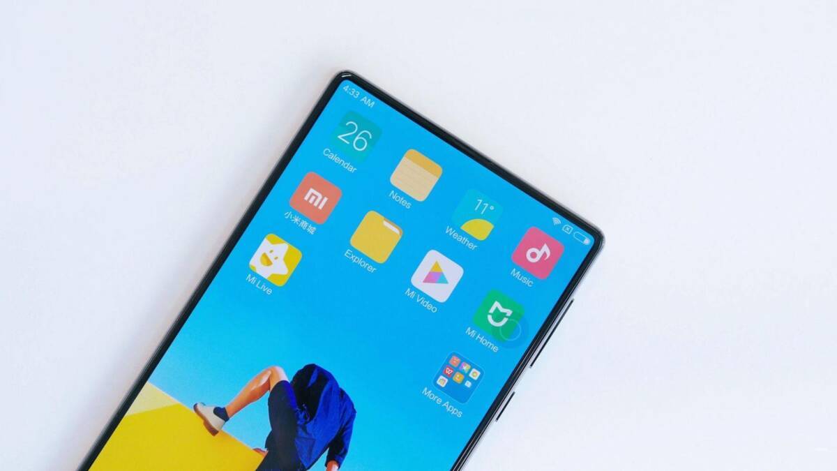 Экран смартфона Xiaomi с яркими приложениями и погодой