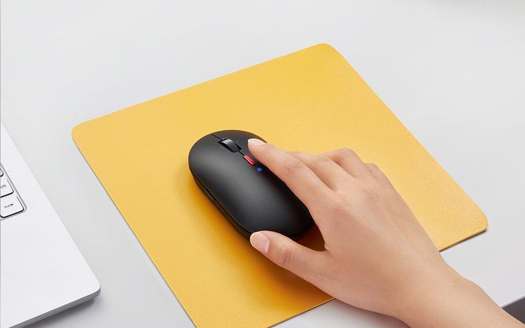Компьютерная мышь Xiaomi с голубыми индикаторами на коврике