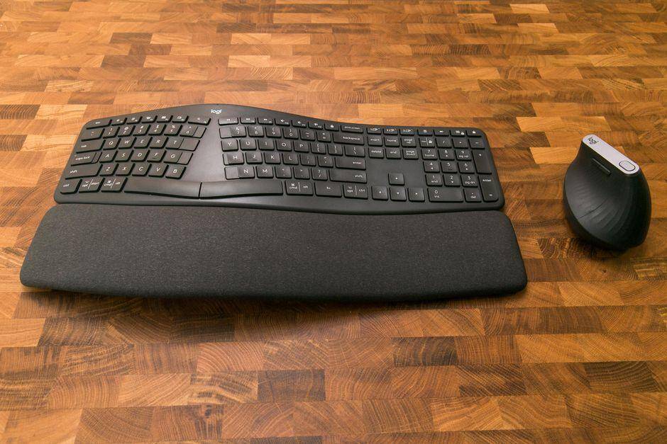 Logitech выпустила эргономичную изогнутую клавиатуру Ergo K860 5 Клавиатура Logitech и мышь на деревянном столе