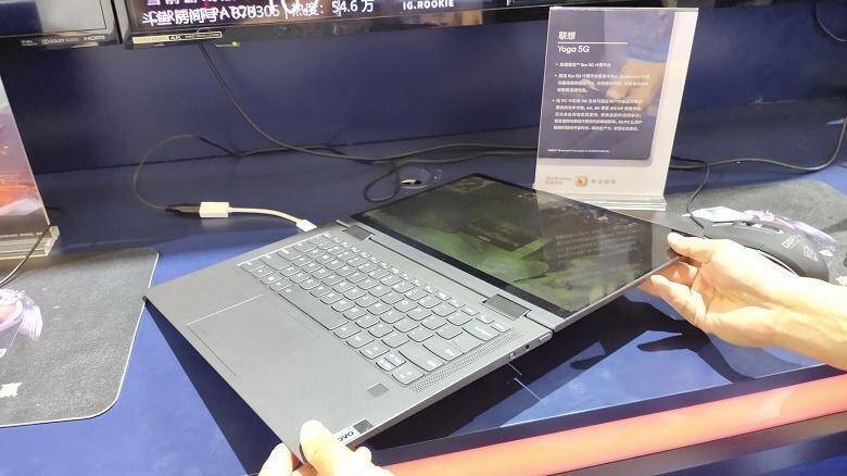Ноутбук Lenovo с сенсорным экраном и клавиатурой в руках пользователя