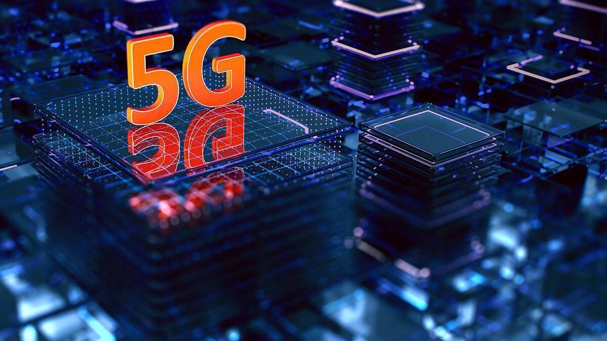 Графический интерфейс с надписью 5G на микросхеме компьютерной платы