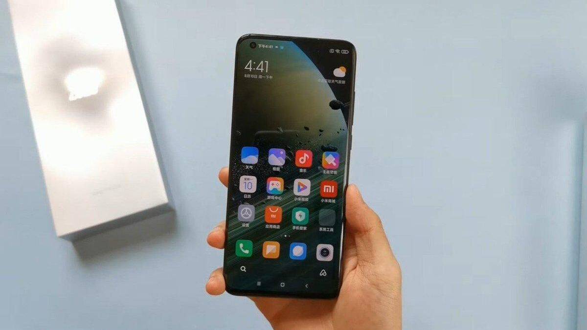 Видео распаковки Xiaomi Mi 10 Ultra просочилось в сеть за пару часов до релиза 11 Футболисты в красных и зеленых формах с мячом командная игра
