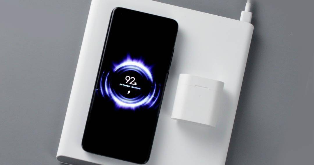 Смартфон Xiaomi на зарядной базе с зарядным устройством и кабелем