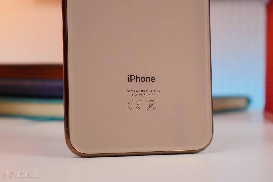 Задняя панель iPhone с логотипами и маркировкой