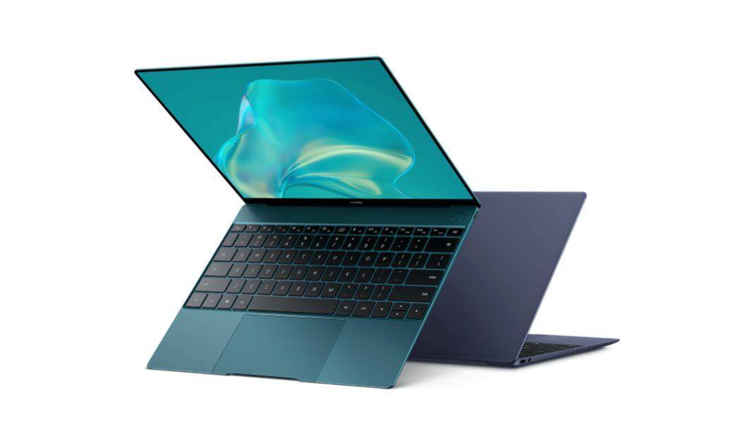 Мужчина с длинными темными волосами держит смартфон realme GT 8 Pro