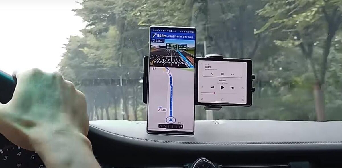Смартфон LG с двойным поворотным экраном в автомобиле