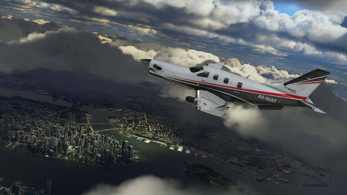 Самолет Microsoft Flight Simulator над городом в облаках