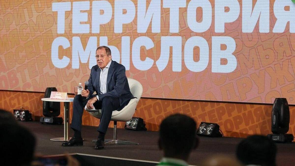 Сергей Лавров на конференции в кресле с микрофоном столько судеб габаритных слушателей