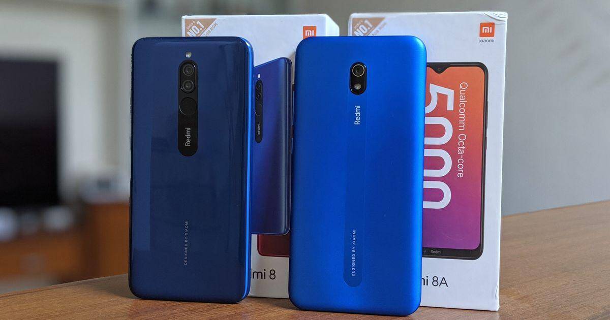 Redmi 8A получает обновление Android 10 по всему миру 4 Два голубых смартфона Xiaomi Redmi 8 и Redmi 8A на деревянном столе с коробками в фоне