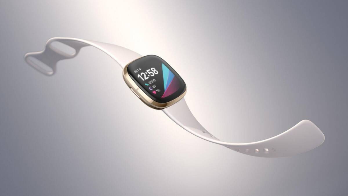 Умные часы Fitbit Sense с цветным дисплеем слева