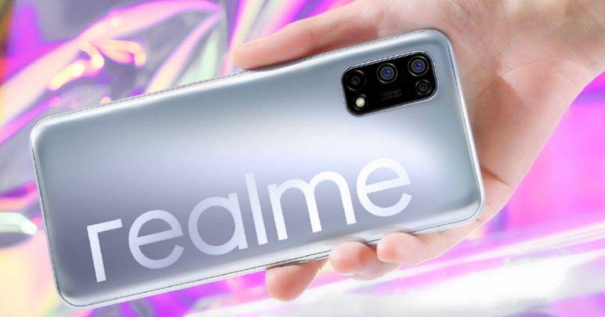 Смартфон Realme с четырьмя камерами на задней панели