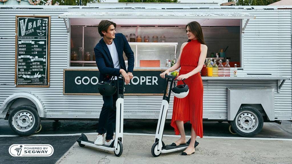Segway-Ninebot привезли новые самокаты в Россию 9 Две девушки с самокатами Segway-Ninebot у уличной едыской точки