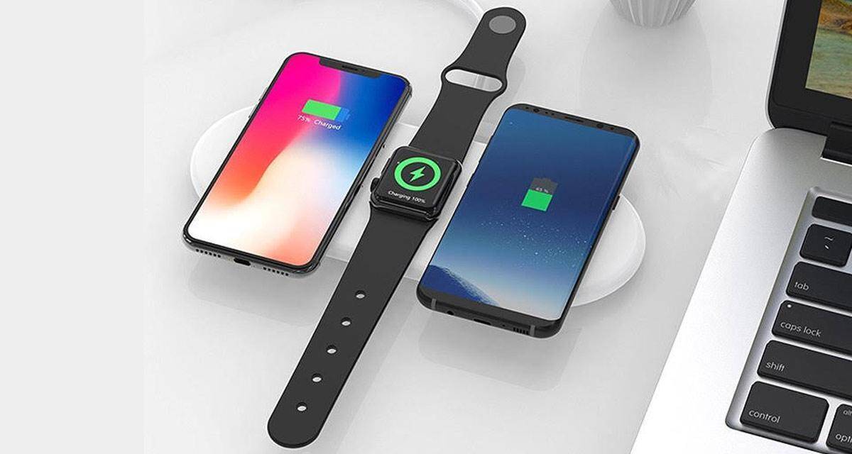Зарядные устройства Apple AirPower и два смартфона на беспроводной подстановке