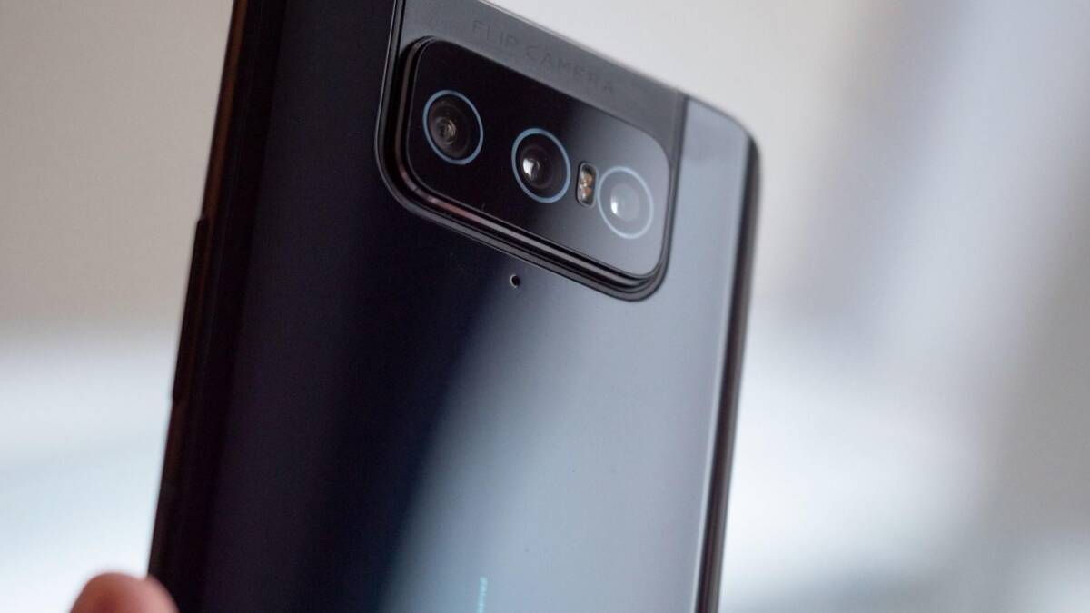 Обратная сторона Asus ZenFone 7 с тремя камерами