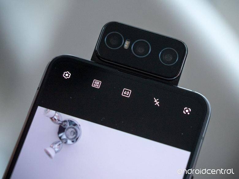 Экран Asus ZenFone 7 с открытой флип-камерой