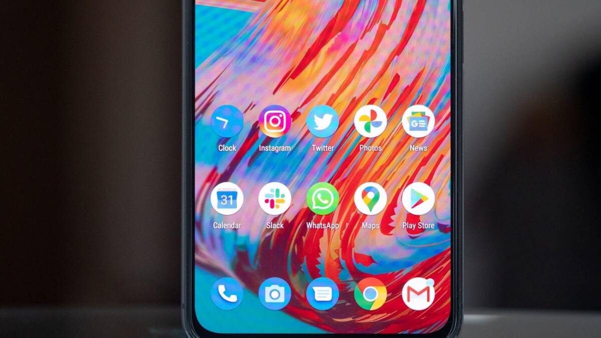 Экран Asus ZenFone 7 с иконками приложений интерфейс телефона