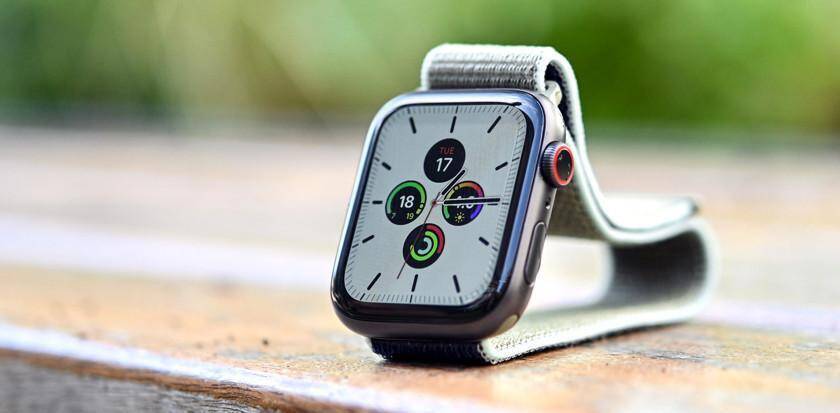 Умные часы Apple Watch с отображением циферблата и функциональными интерфейсами